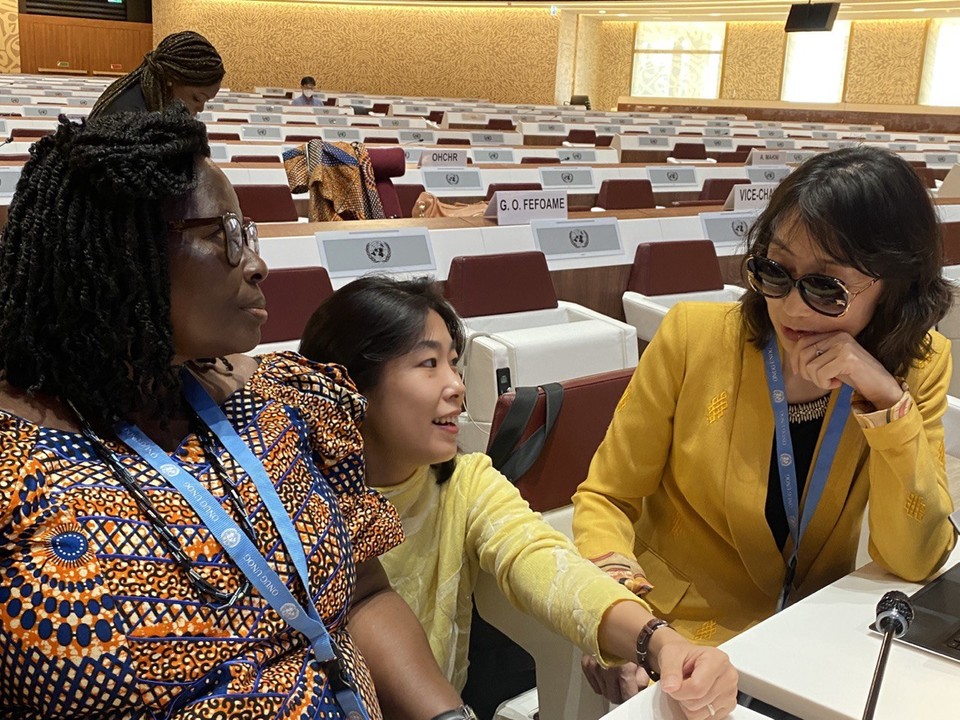 한국 심의 담당관인 거트루드 페포아메 위원(왼쪽)과 게렐 돈도브도르지 위원(맨 오른쪽). 가운데에 있는 사람이 최한별 한국장애포럼 사무국장이다. 사진제공 최한별