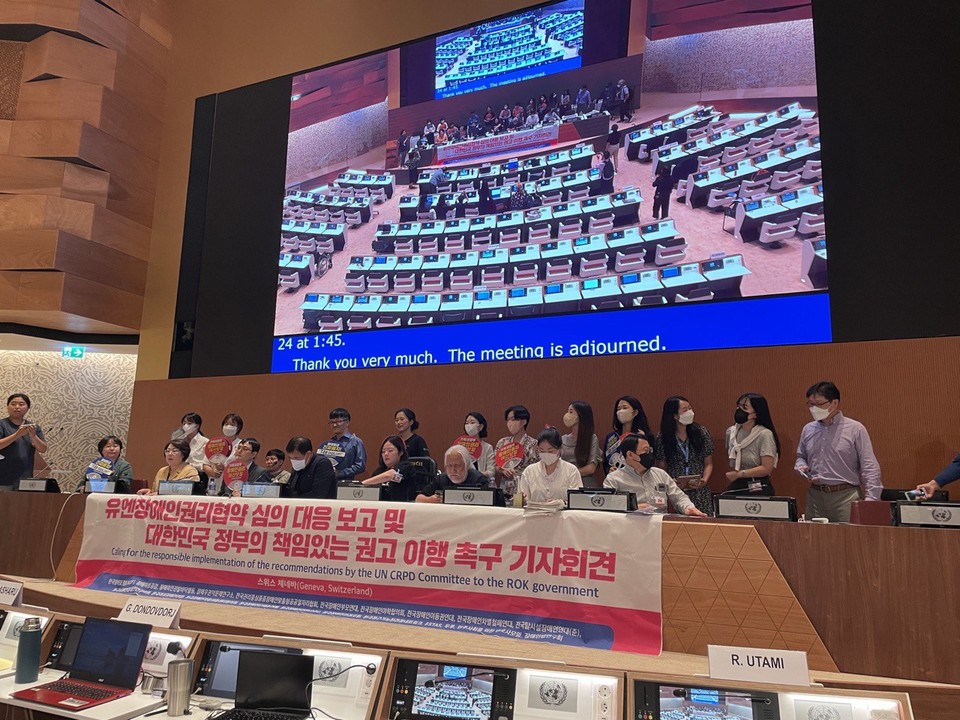 한국 심의가 열린 유엔 제네바 본부 19호 회의실(Meeting Room XIX)에서 시민사회 기자회견이 진행되고 있는 모습. 사진제공 최한별