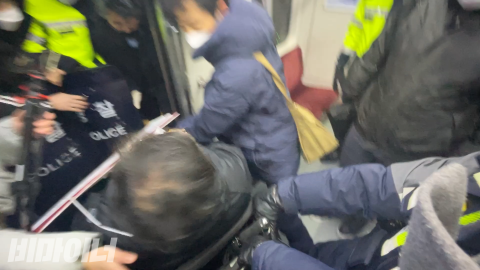 경찰이 이형숙 서울시장애인자립생활센터협의회 회장의 휠체어를 뒷부분을 잡고 강제로 끌어내고 있다. 이 때문에 이 회장이 뒤로 넘어질 뻔했다. 사진 하민지