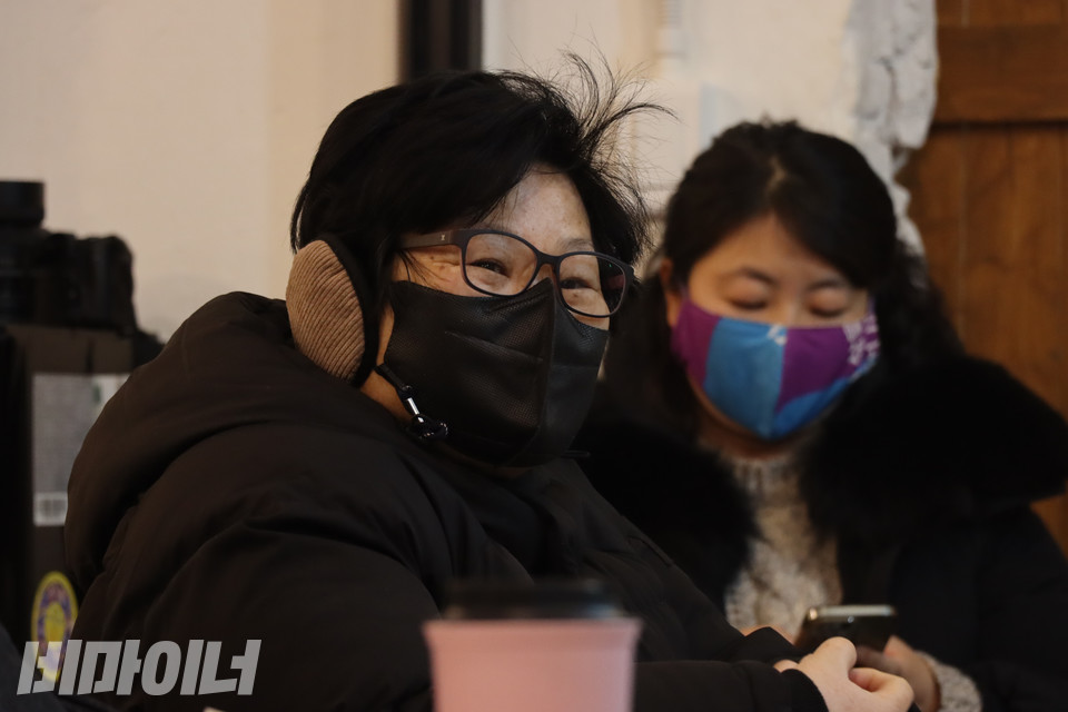 발달장애가 있는 여성홈리스 당사자 김영숙(가명‧46) 씨가 여름(가명) 홈리스뉴스 편집위원의 대독을 듣고 있다. 사진 복건우