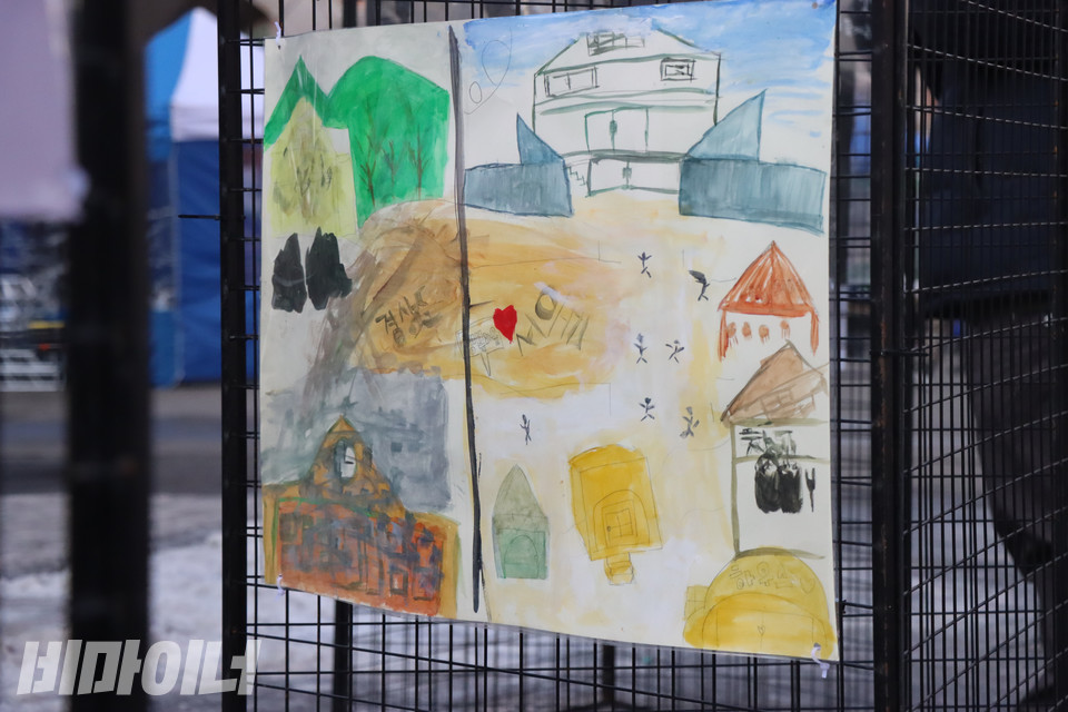 ‘여성홈리스가 나눈 집 이야기’ 전시 중 여성홈리스 당사자 이사렛(가명) 씨가 그린 심리지도. 여태껏 그가 살아 온 공간이 드러나는 작품으로, 더 나은 집을 찾아 떠나는 여정이 담겨 있다. 사진 복건우