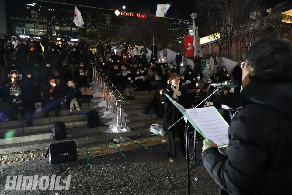 날라 지휘자의 지휘에 맞춰 아랫마을 홈리스야학이 추모공연을 선보이고 있다. 사진 하민지