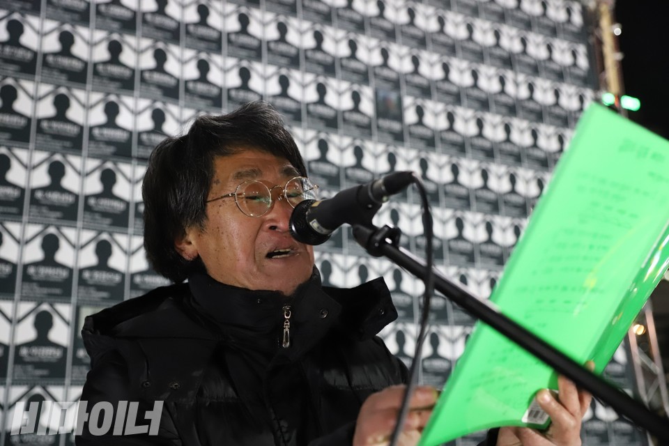 림보 홈리스야학 학생이 추모공연에서 노래하고 있다. 사진 하민지