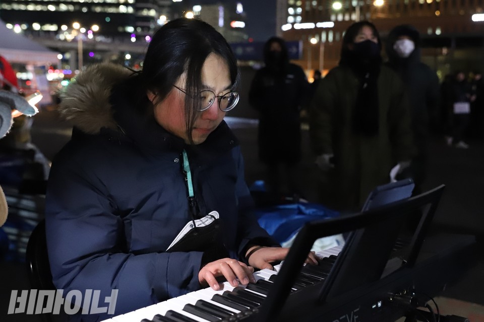 동동 반주자가 피아노를 치고 있다. 사진 하민지