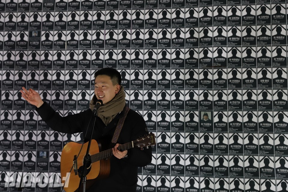 노승혁 옥바라지선교센터 활동가가 2022 홈리스 추모제에서 연대공연을 선보이고 있다. 사진 하민지