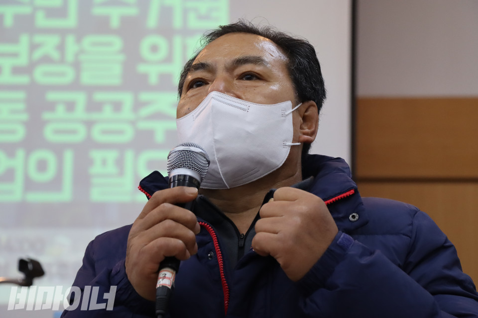 발언자로 나선 동자동 쪽방주민 윤용주 씨가 동자동의 열악한 주거 환경을 지적하고 국토부와 서울시에 주거 대책 마련을 촉구하고 있다. 사진 복건우