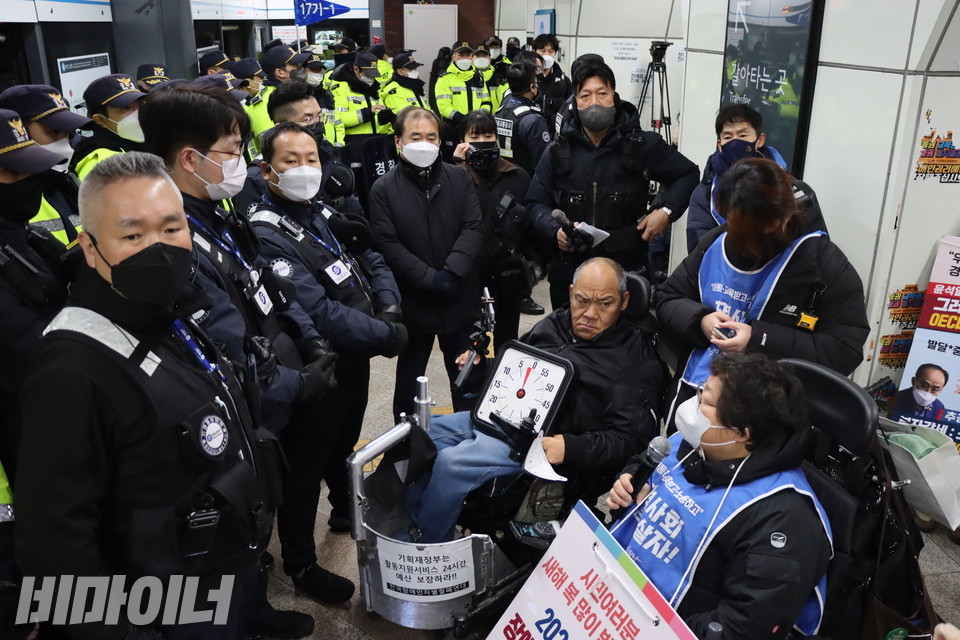 이형숙 서울시장애인자립생활센터협의회 회장(오른쪽에서 첫 번째)과 이규식 서울장애인차별철폐연대 대표(두 번째)가 오전 9시 20분께 삼각지역 숙대입구 방면 열차 탑승을 기다리고 있다. 이규식 대표가 법원 조정안에 따라 5분이 표시된 시계를 들고 지하철 탑승을 시도하자, 경찰과 서울교통공사 직원은 출입문을 막고 탑승을 저지했다. 사진 복건우