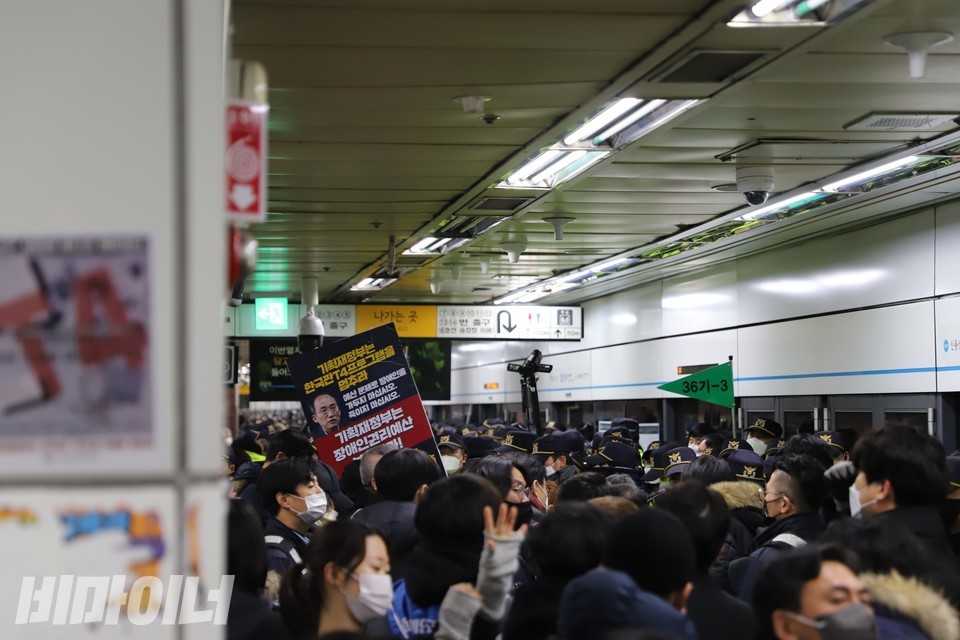 삼각지역. 전장연 활동가, 취재진, 서울교통공사 직원, 경찰 등으로 발디딜 틈이 없었다. 사진 하민지