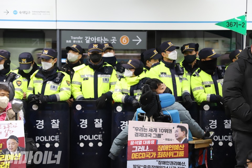 방패로 무장한 경찰 수십 명이 안전문 앞을 막아섰다. 사진 하민지