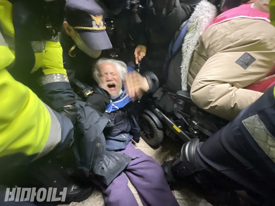 강제로 끌려 나가는 박경석 대표. 사진 하민지