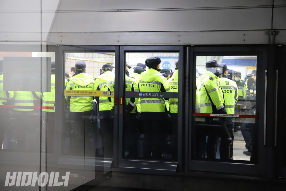 안전문을 막아선 수십 명의 경찰. 사진 하민지