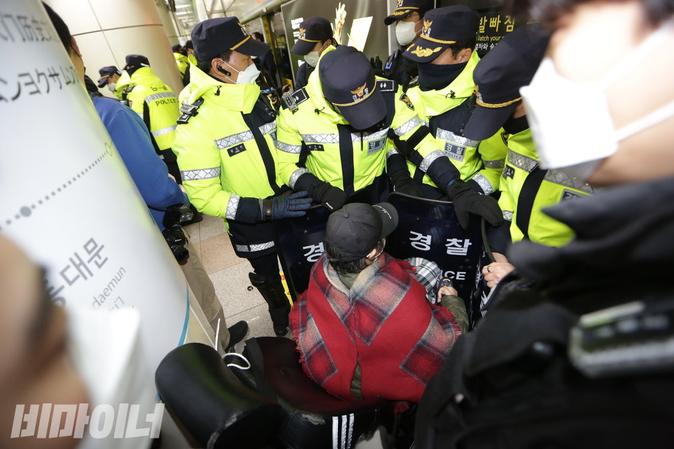 동대문역사문화공원역에서 이수미 노들장애인자립생활센터 권익옹호활동가가 경찰 방패에 둘러싸여 고립되어 있다. 사진 강혜민 