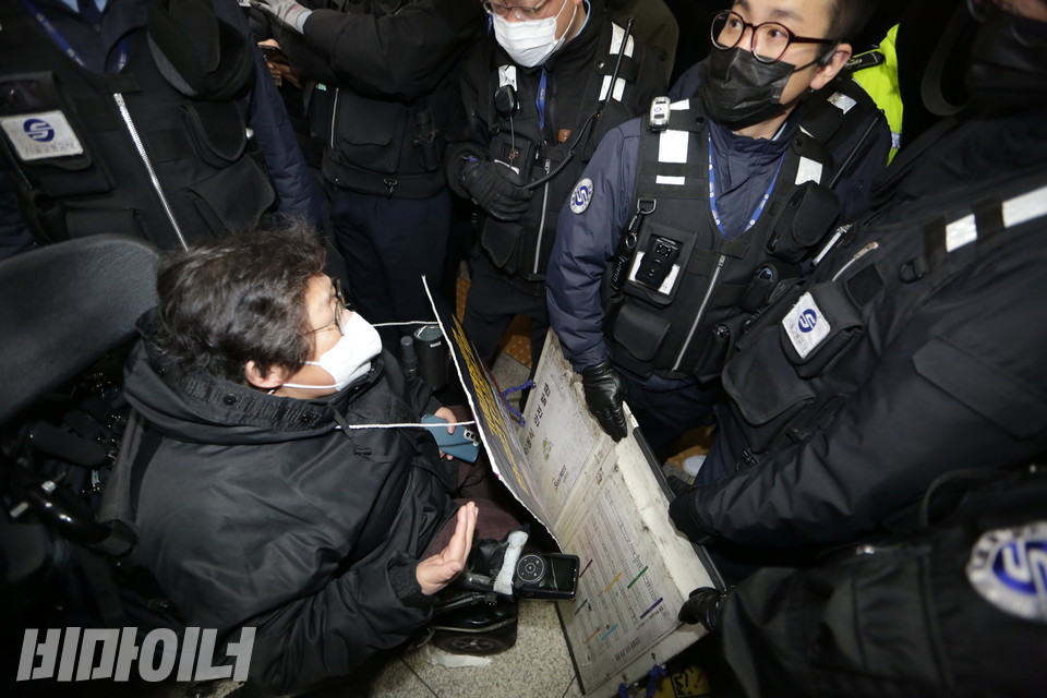 지하철 보안관이 휠체어 이용자의 승하차를 지원하기 위해 만들어진 이동식 안전발판을 이용해 이형숙 서울시협의회 회장 앞을 가로막고 있다. 사진 강혜민 