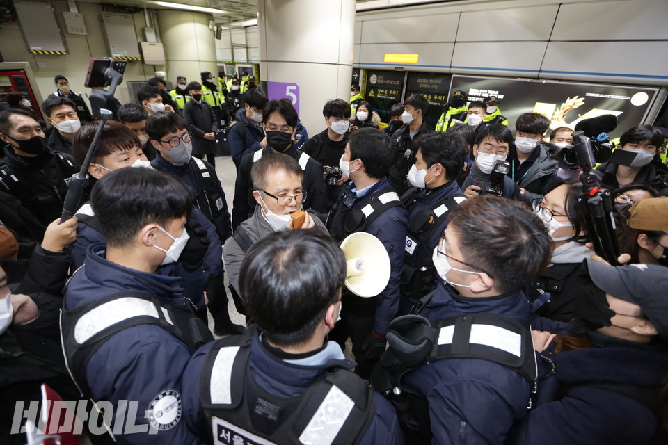 김재복 서울교통공사 고객안전지원센터 부장이 전장연에 퇴거를 명하고 있다. 전장연 활동가들이 “김재복 사과해”를 연신 외치자, 지하철 보안관들이 그의 안전을 위한다는 명목으로 둘러싸고 있다. 사진 강혜민