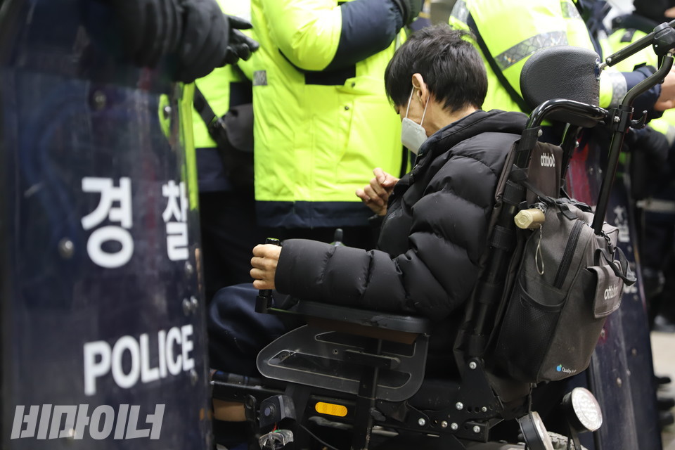 지하철 탑승을 저지당한 휠체어 이용 장애인. 사진 하민지