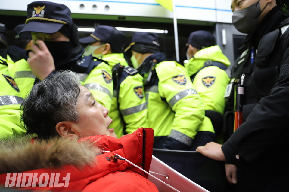 문경희 세종장차연 공동대표가 눈물을 흘리며 경찰에게 지하철 탑승을 요구하고 있다. 경찰들은 고개를 돌리거나 딴 곳을 보며 문 대표를 피하고 있다. 사진 하민지