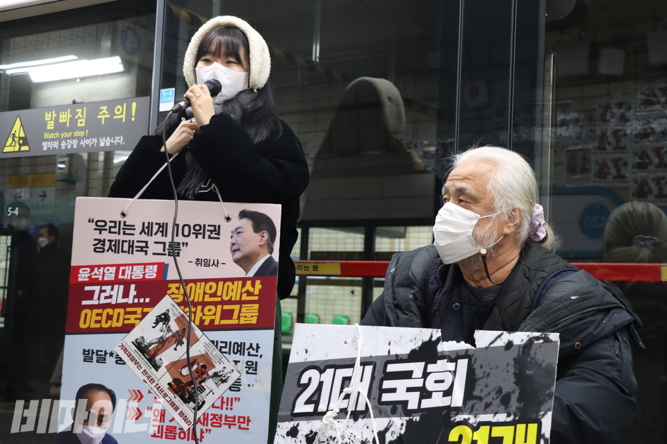 한 시민이 참석해 지지 발언을 하고 있다. 사진 강혜민 