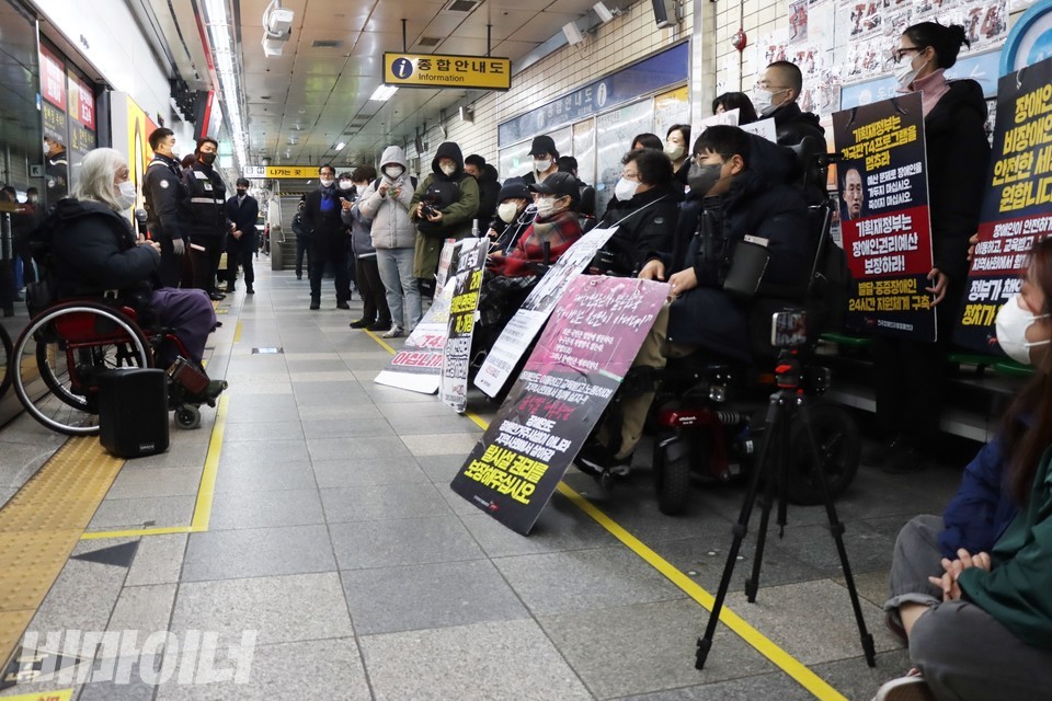 1월 12일 261일 차 혜화역 지하철 선전전 모습. 박경석 전장연 상임공동대표가 발언하고 있다. 사진 하민지