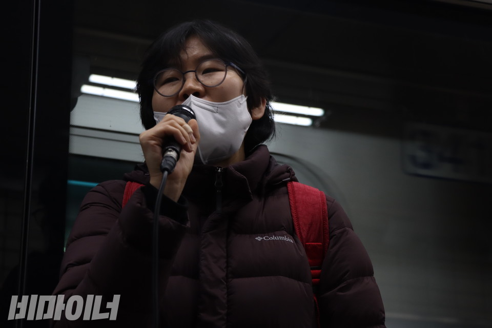백선영 전국장애인부모연대 활동가가 마이크를 들고 마무리 발언을 하고 있다. 사진 복건우