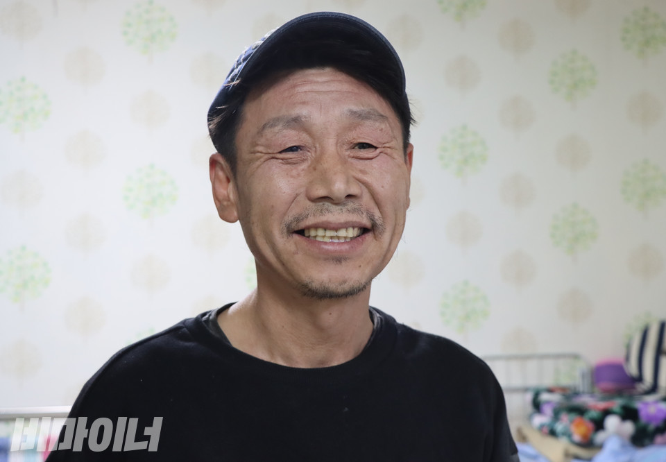 덕성원에서 12년을 살다 나온 시설 수용 피해생존자 안종환 씨가 인터뷰 도중 환하게 웃고 있다. 그의 목표는 부산에 시설 수용 피해생존자 보금자리를 만드는 것이다. 사진 복건우