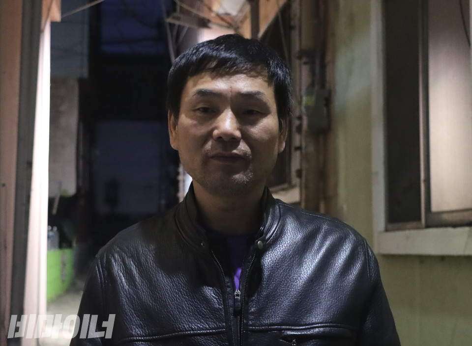 김세근 씨가 부산시 사하구의 한 골목길에서 생각에 잠겨 있다. 그는 서울시립아동보호소에서 9년, 부산 형제복지원에서 11년간 갇혀 살았던 시설 수용 피해생존자다. 사진 복건우