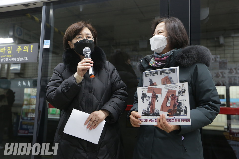 김언경 미디어인권연구소 뭉클 소장이 발언하고 있다. 그 옆에는 강희석 나야장애인인권교육센터 활동가가 서 있다. 사진 강혜민