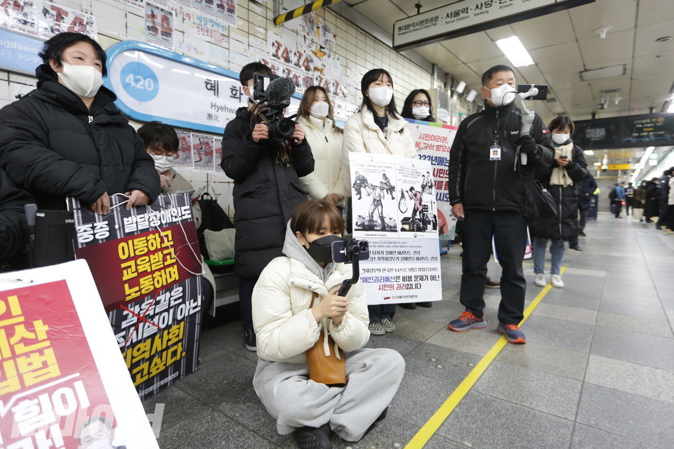 현장을 영상으로 기록하거나 중계하고 있는 사람들의 모습. 사진 강혜민