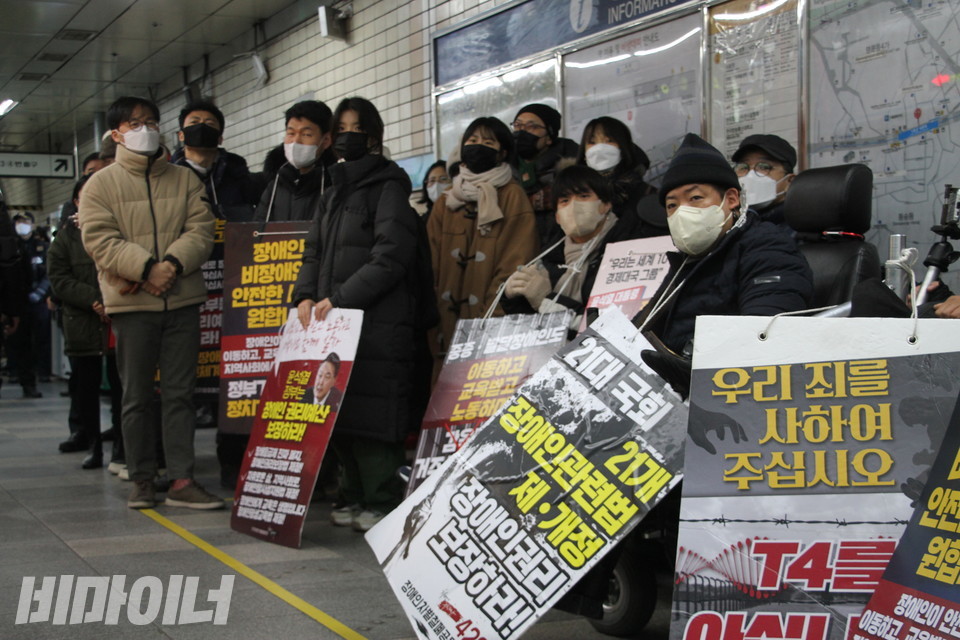 아침 8시 혜화역 선전전에 참석한 사람들의 모습. 사진 강혜민