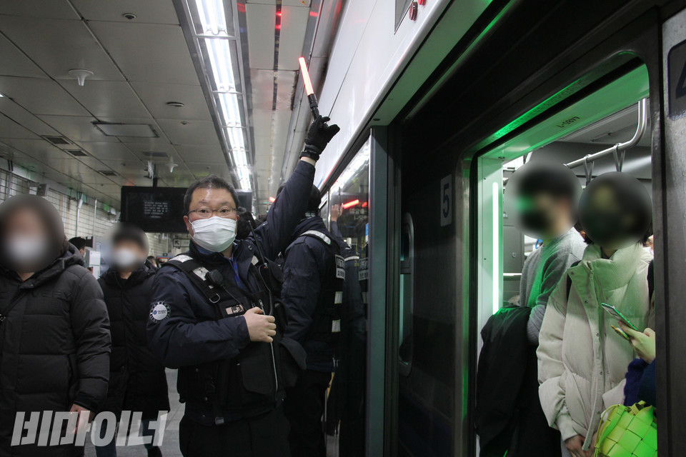 서울교통공사 지하철 보안관이 사람들의 승하차를 지원하고 있다. 사진 강혜민