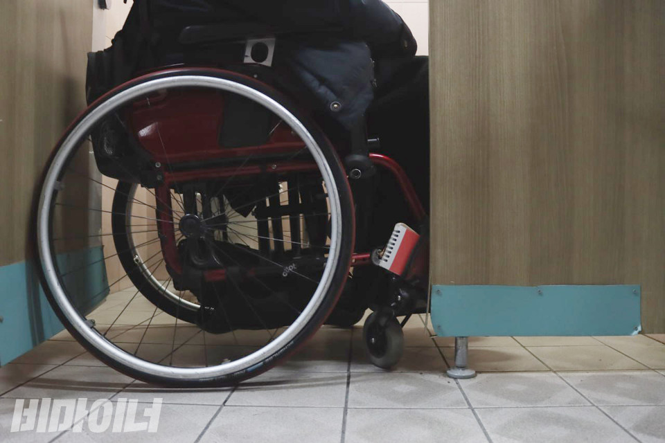 오후 5시 50분께 서울 서초구 남부터미널 장애인화장실에 박경석 전국장애인차별철폐연대 대표의 휠체어 바퀴가 문틈에 걸려 있다. 사진 복건우