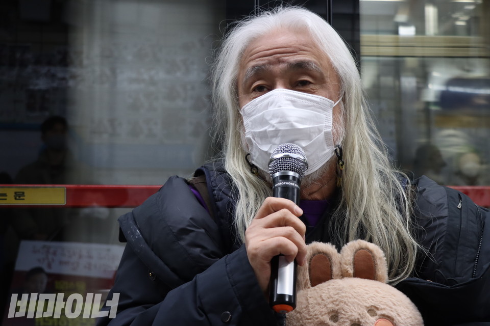 박경석 전장연 대표가 발언하고 있다. 하얀 긴 머리가 풀어 헤쳐져 있다. 사진 강혜민 