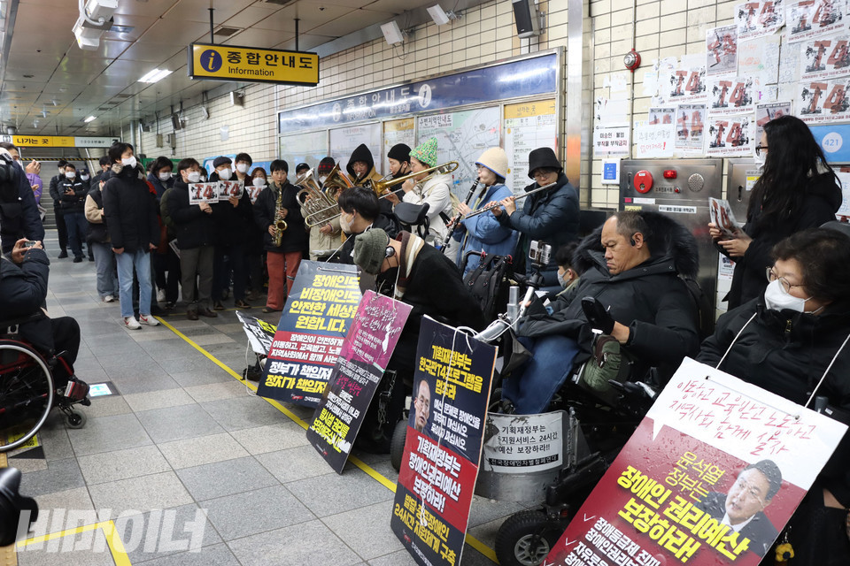노란 선 안에 있는 사람들과 연주하는 캄캄밴드. 사진 강혜민 