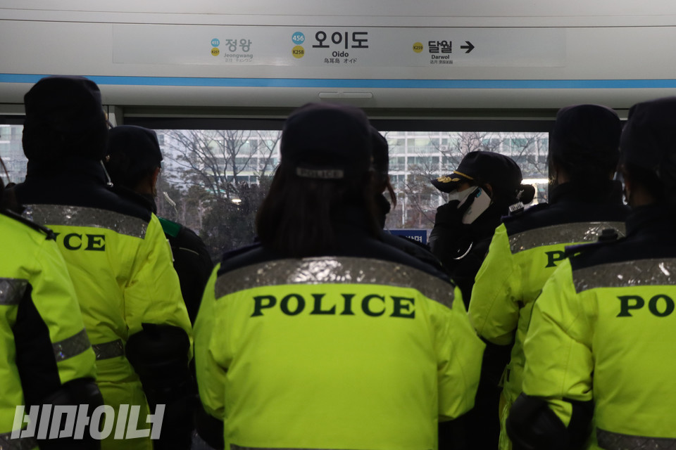 전국장애인차별철폐연대 지하철행동을 앞둔 20일 오전 서울 지하철 4호선 오이도역 승강장 앞에 형광색 패딩을 입은 경찰 병력 수십여 명이 배치되어 있다. 사진 복건우