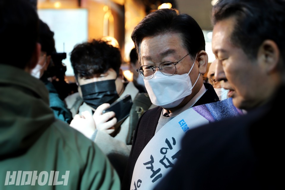 용산역 3층을 지나가는 이재명 더불어민주당 대표. 사진 하민지