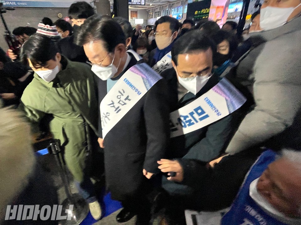 박경석 전장연 상임공동대표가 이재명 더불어민주당 대표와 대화하고자 다가갔지만 이 대표는 힐끔 쳐다보고 지나갔다. 사진 하민지