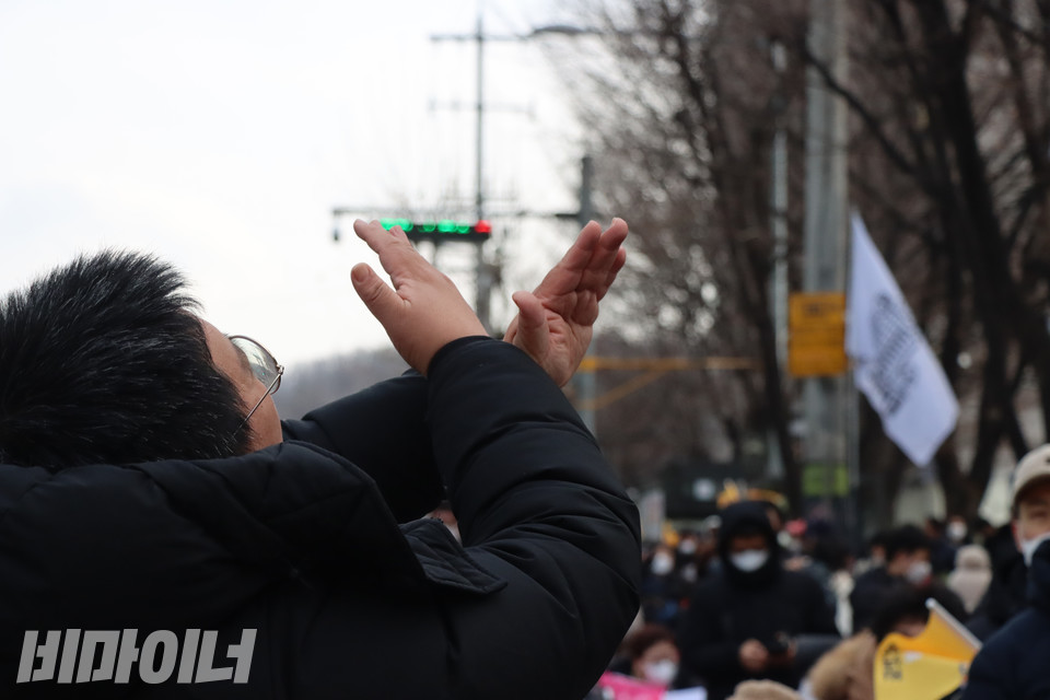 19일 오후 서울 서초구 남부터미널 매표소 앞에서 박철균 전국장애인차별철폐연대 조직국장이 ‘차별을 멈추라’는 뜻을 담아 손으로 엑스자를 만들어 보이고 있다. 사진 복건우