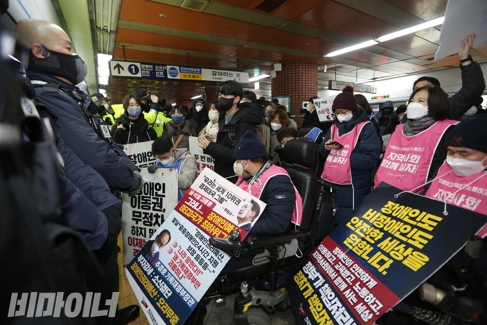 서울교통공사 보안관들이 전장연 활동가들이 열차에 탑승할 수 없도록 열차 출입구를 막아서고 있다. 사진 강혜민
