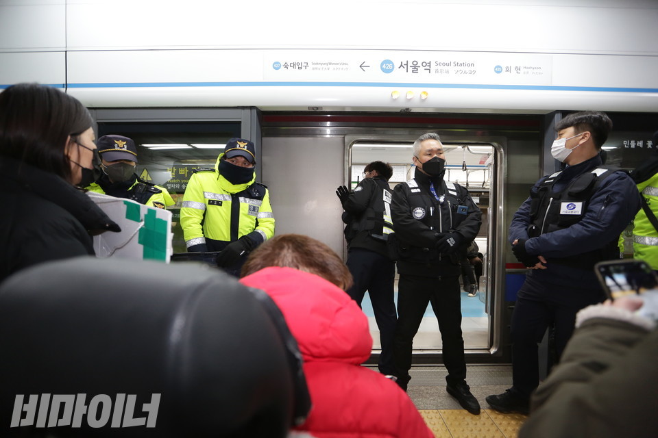 열차가 왔지만 서울교통공사 보안관이 출입구를 가로막고 있어 탑승할 수 없다. 한산한 열차 내부가 보인다. 사진 강혜민