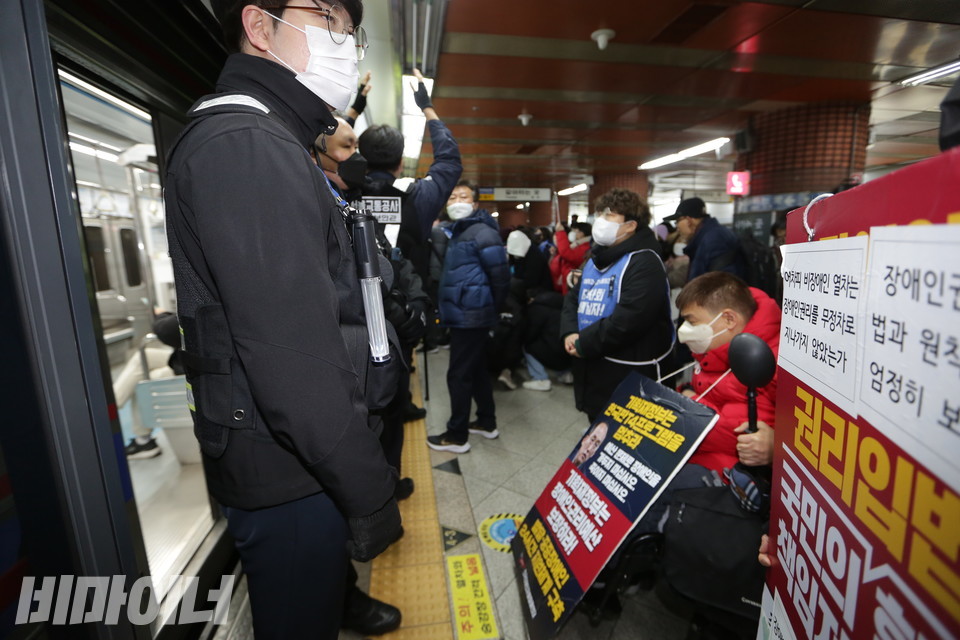 열차가 왔지만 서울교통공사 보안관이 출입구를 가로막고 있어 탑승할 수 없다. 한산한 열차 내부가 보인다. 사진 강혜민