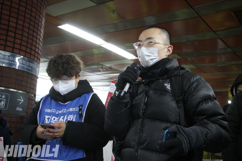 ‘파주 시민’이라고 밝힌 정윤상 씨가 발언하고 있다. 사진 강혜민