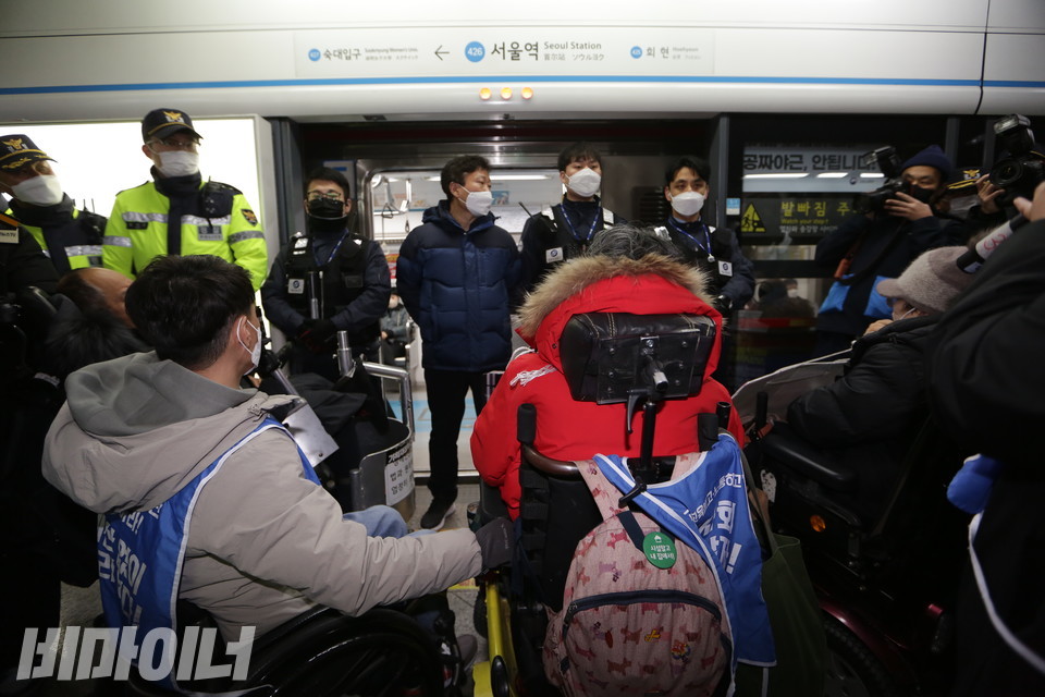 열차 문 앞을 가로막은 보안관과 경찰 사이로 한산한 열차 내부가 보인다. 사진 강혜민 