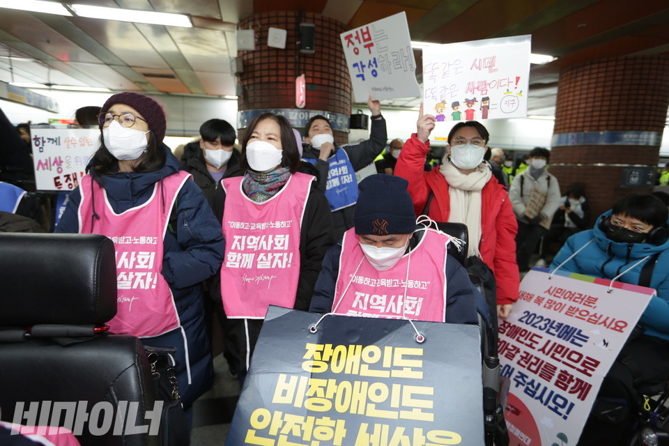 서울교통공사 보안관과 경찰들에 가로막혀 열차에 탑승하지 못하고 승강장에 남겨진 전국장애인차별철폐연대 활동가들. 사진 강혜민