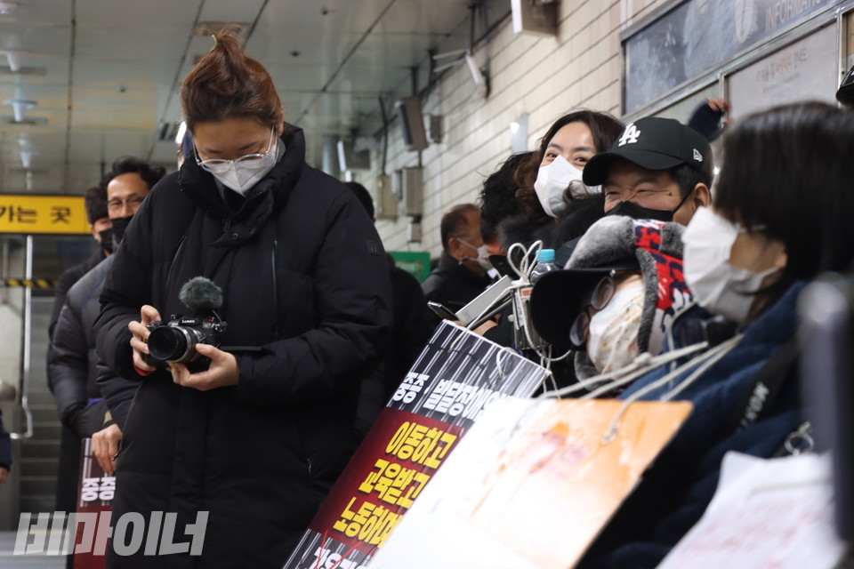 민아영 영상활동가가 영상 기록을 하고 있다. 사진 강혜민