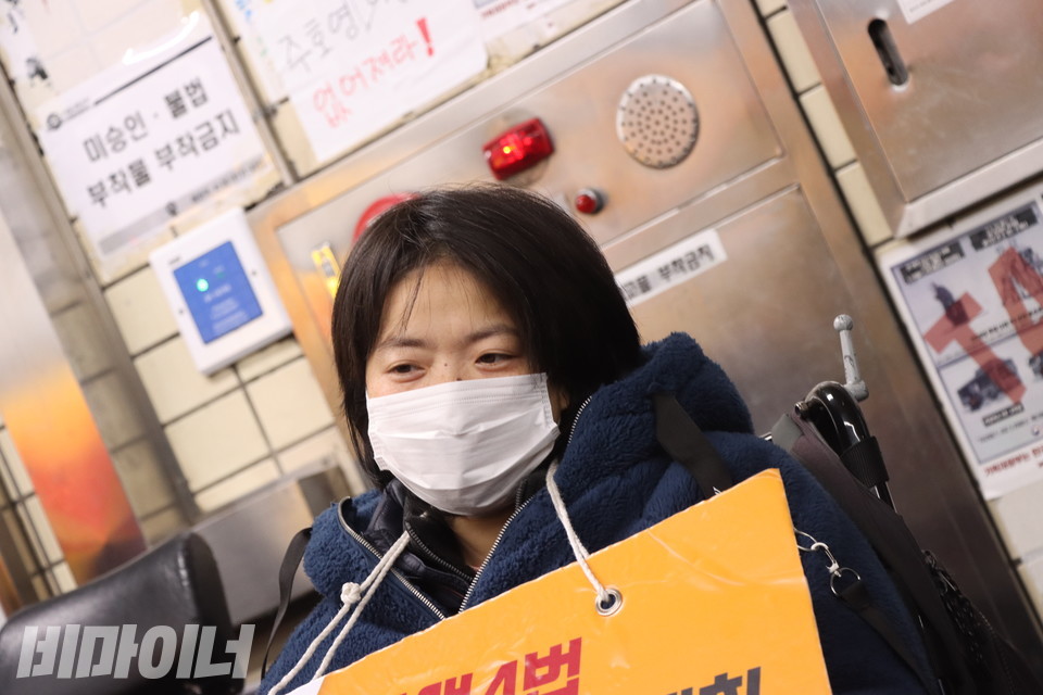 『유언을 만난 세계』  우동민 열사편을 듣고 있는 문애린 활동가의 모습. 당시 그는 우동민 열사와 함께 국가인권위원회를 점거했다. 사진 강혜민