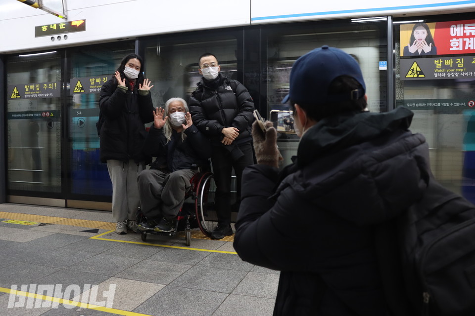 아침 선전전이 끝난 후 김은지, 박경석, 정윤상 씨가 사진을 찍고 있다. 정창조가 촬영을 하고 있다. 사진 강혜민