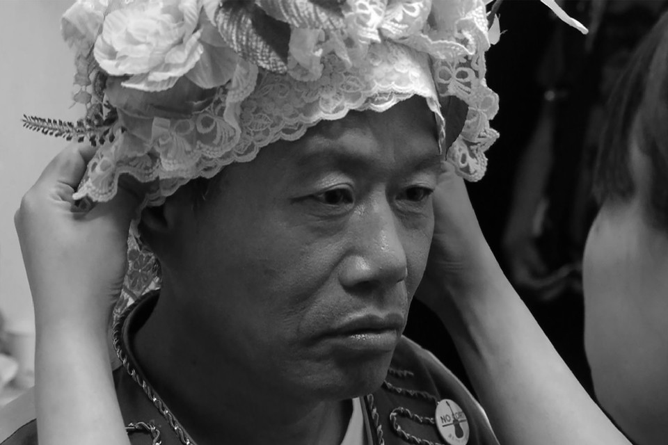 오필리어 역을 연기하기 위해 화관을 쓴 임재춘. 사진 시네마달