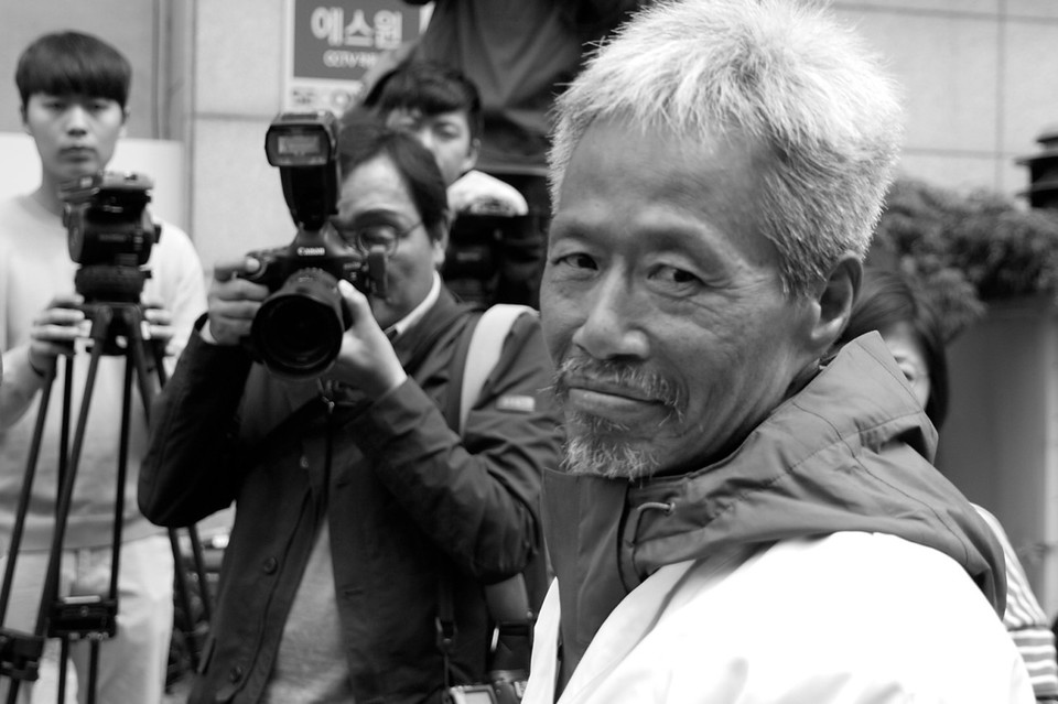 2019년 4월 22일, 사측과 합의하던 날. 이날은 임재춘이 단식투쟁을 한 지 42일째 되던 날이었다. 비쩍 마른 모습을 하고 있는 임재춘. 사진 시네마달