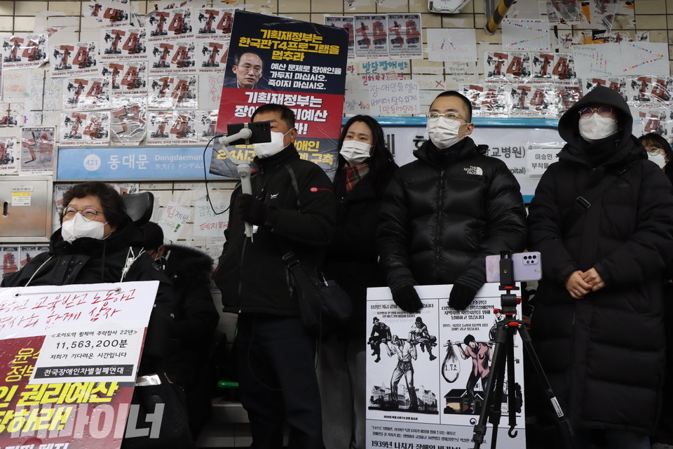 언론사 기자와 시민들도 선전전에 함께하고 있다. 사진 강혜민