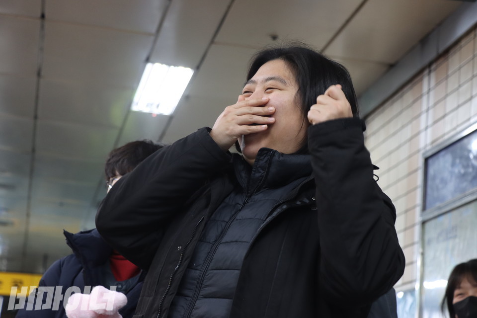 박옥순 사무총장이 이야기하다가 눈물짓자 정다운 전장연 활동가가 “울지 마”라며 응원을 보내고 있다. 사진 강혜민