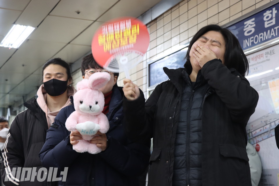 정다운 전장연 활동가가 열렬히 환호하고 있다. 사진 강혜민